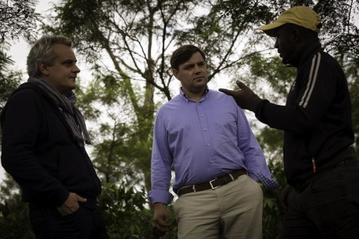 Au Cameroun, Thomas Riegert (à g.) avec le planteur et un intermédiaire sur place (Photo Nils & Fort)