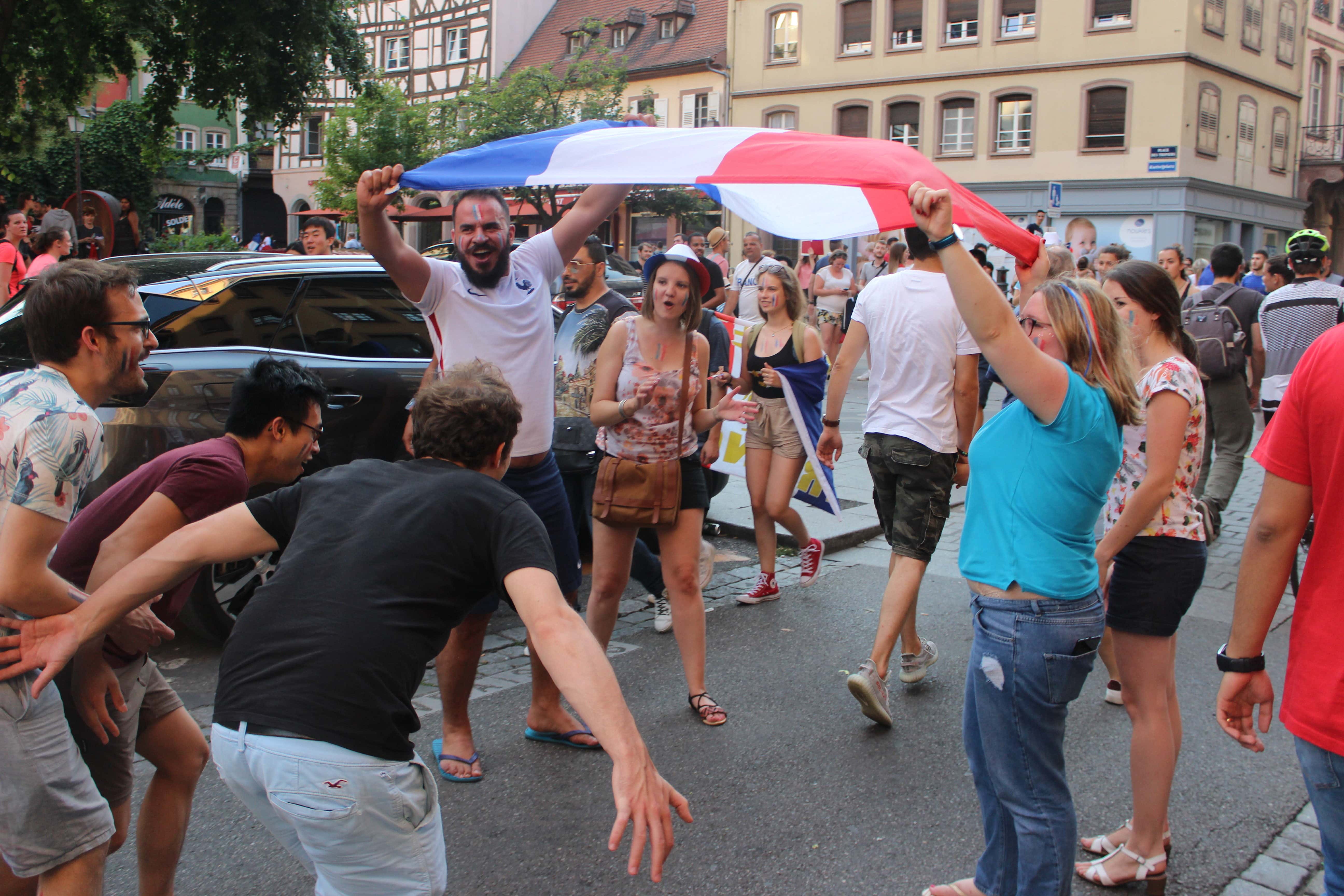 Dans les rues de Strasbourg après la victoire de la France en Coupe du Monde (Photo JFG / Rue89 Strasourg)