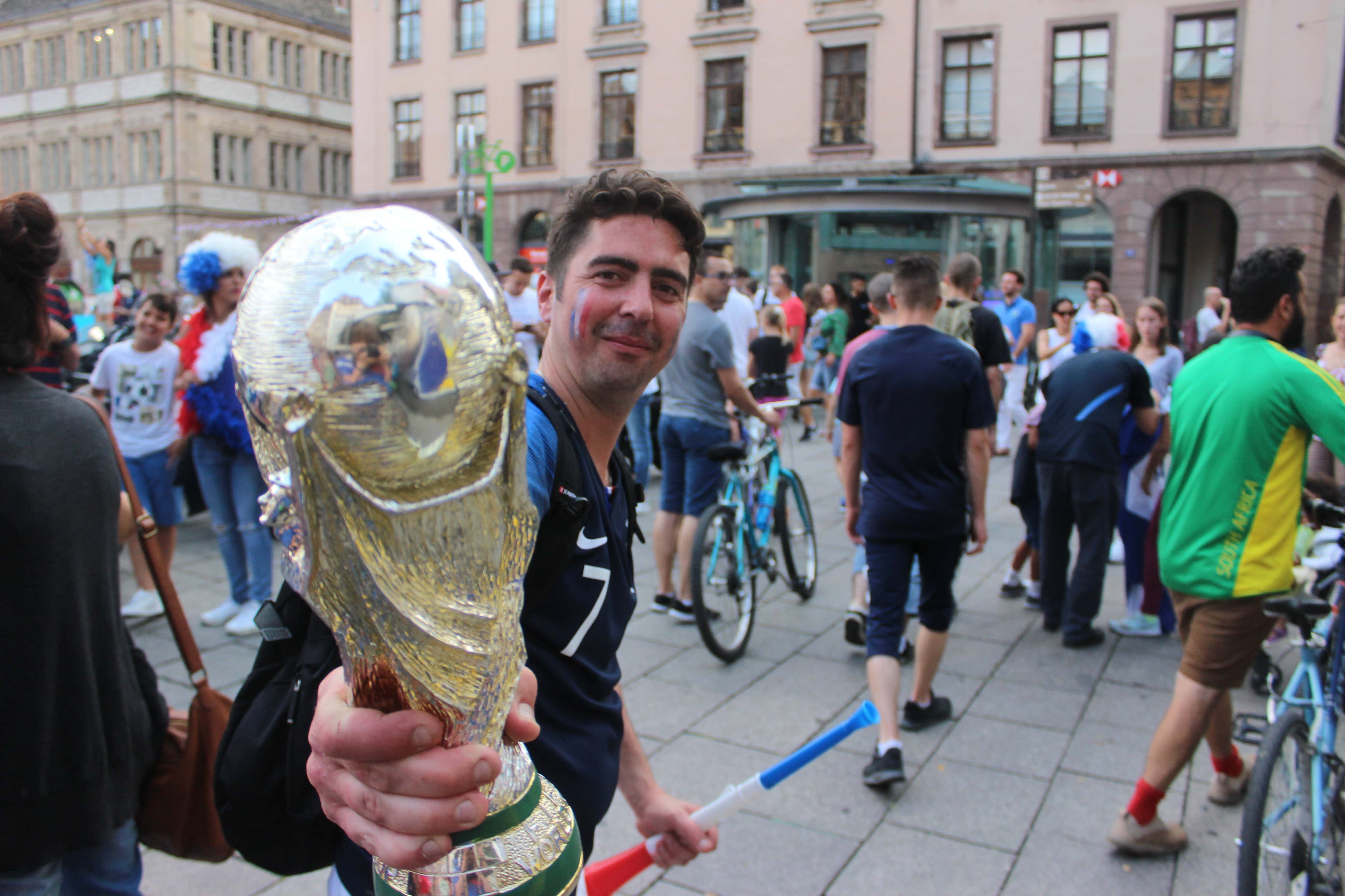 Dans les rues de Strasbourg après la victoire de la France en Coupe du Monde (Photo JFG / Rue89 Strasourg)