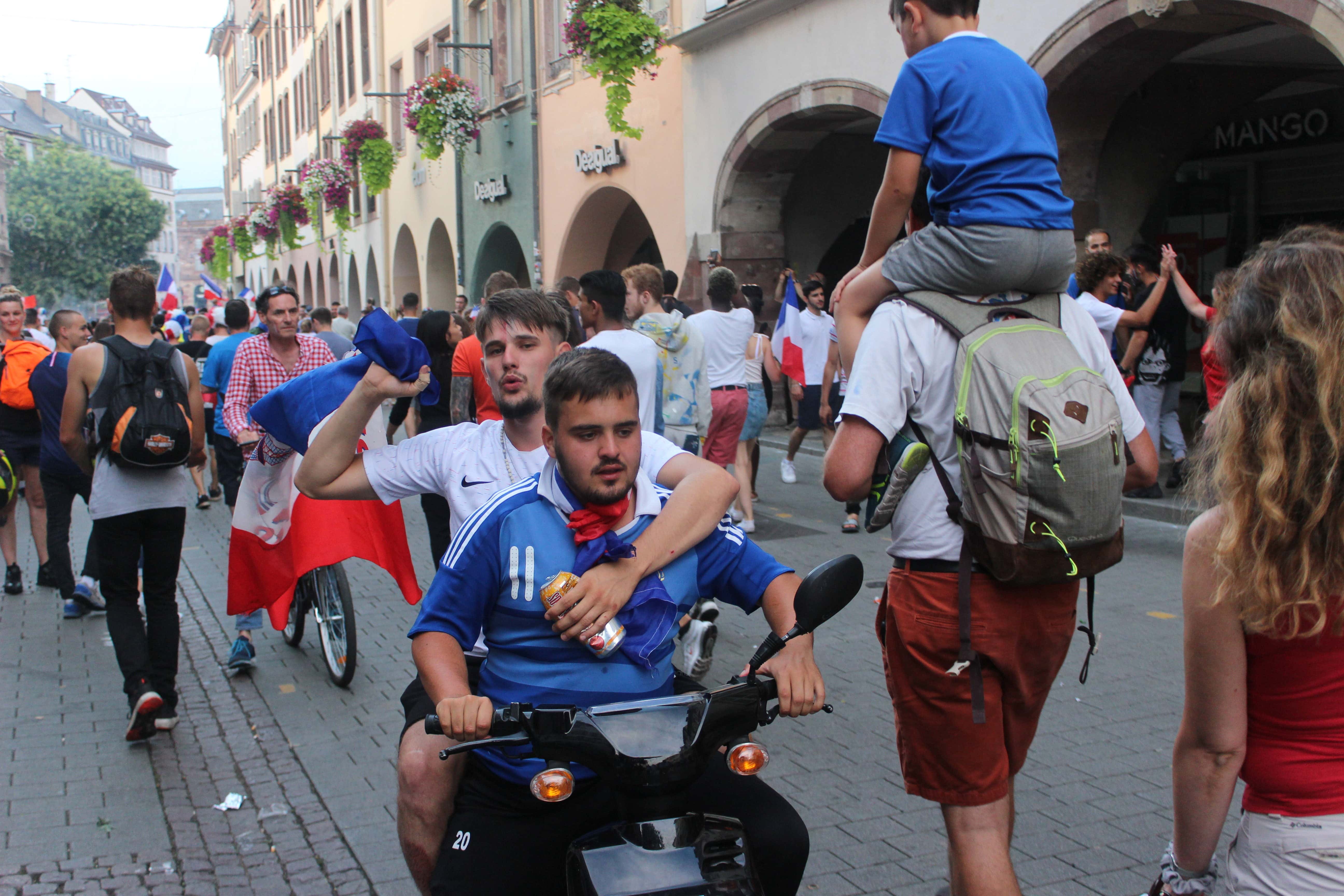 Dans les rues de Strasbourg après la victoire de la France en Coupe du Monde (Photo JFG / Rue89 Strasourg)