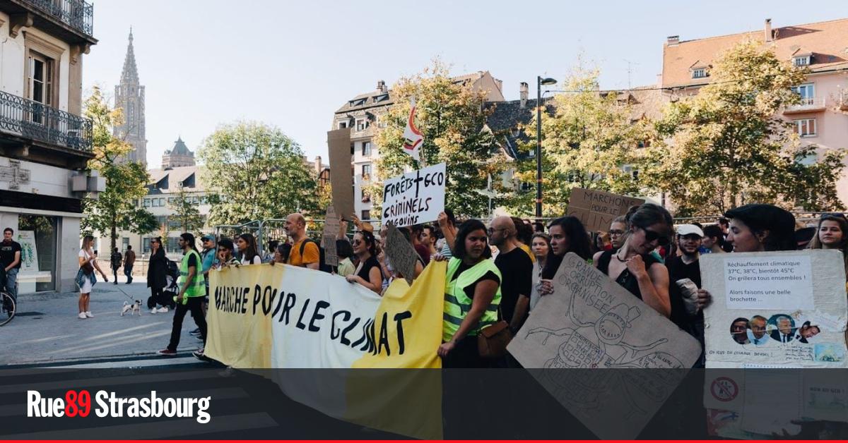 Gilets Jaunes Et Marche Pour Le Climat Autour Du Marché De Noël