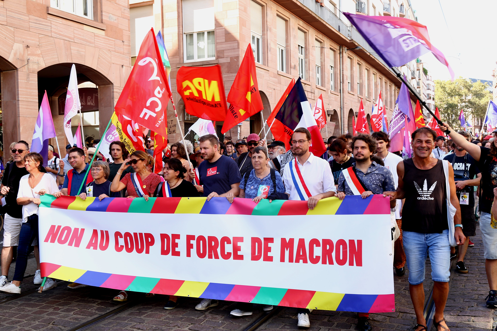 Environ 4 000 personnes à Strasbourg contre le « coup de force » d’Emmanuel Macron