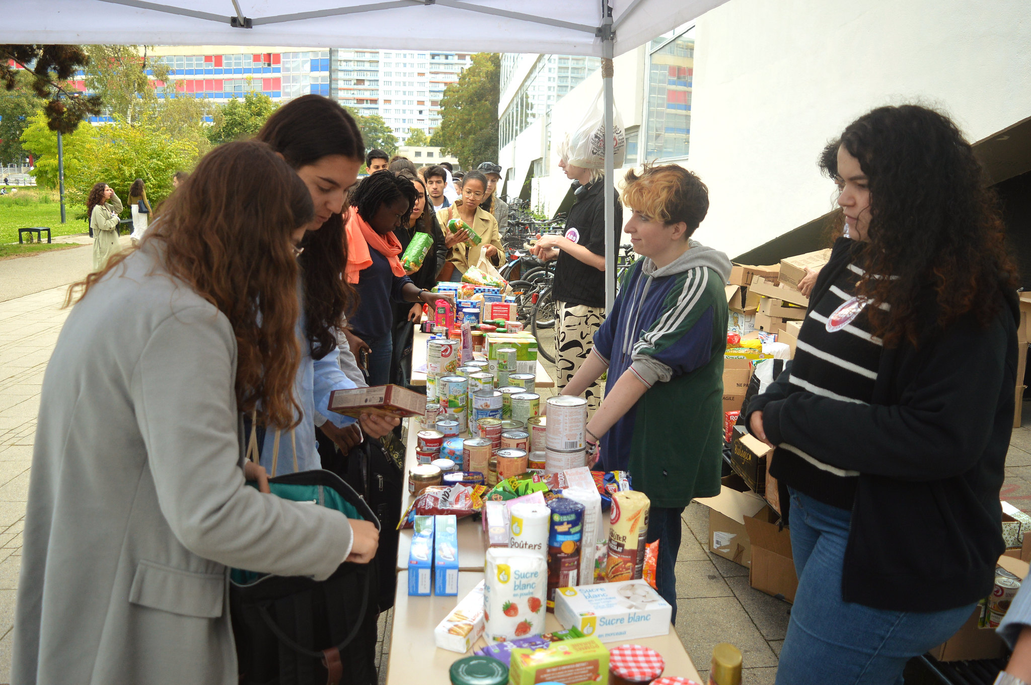 Des centaines d’étudiants à une distribution alimentaire de rentrée sur le campus