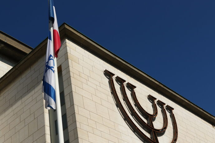 « Le drapeau de l’État d’Israël n’a rien à faire sur le mât de la Synagogue de la paix »