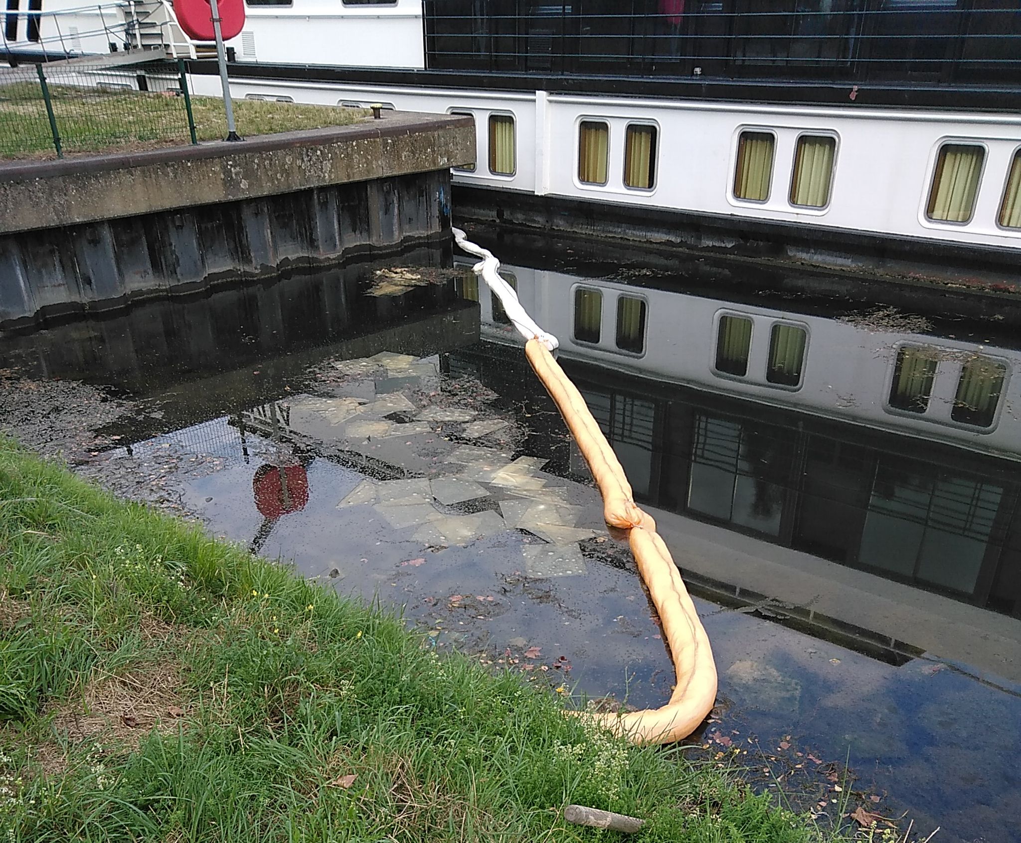 Importante pollution aux hydrocarbures au bassin des Remparts