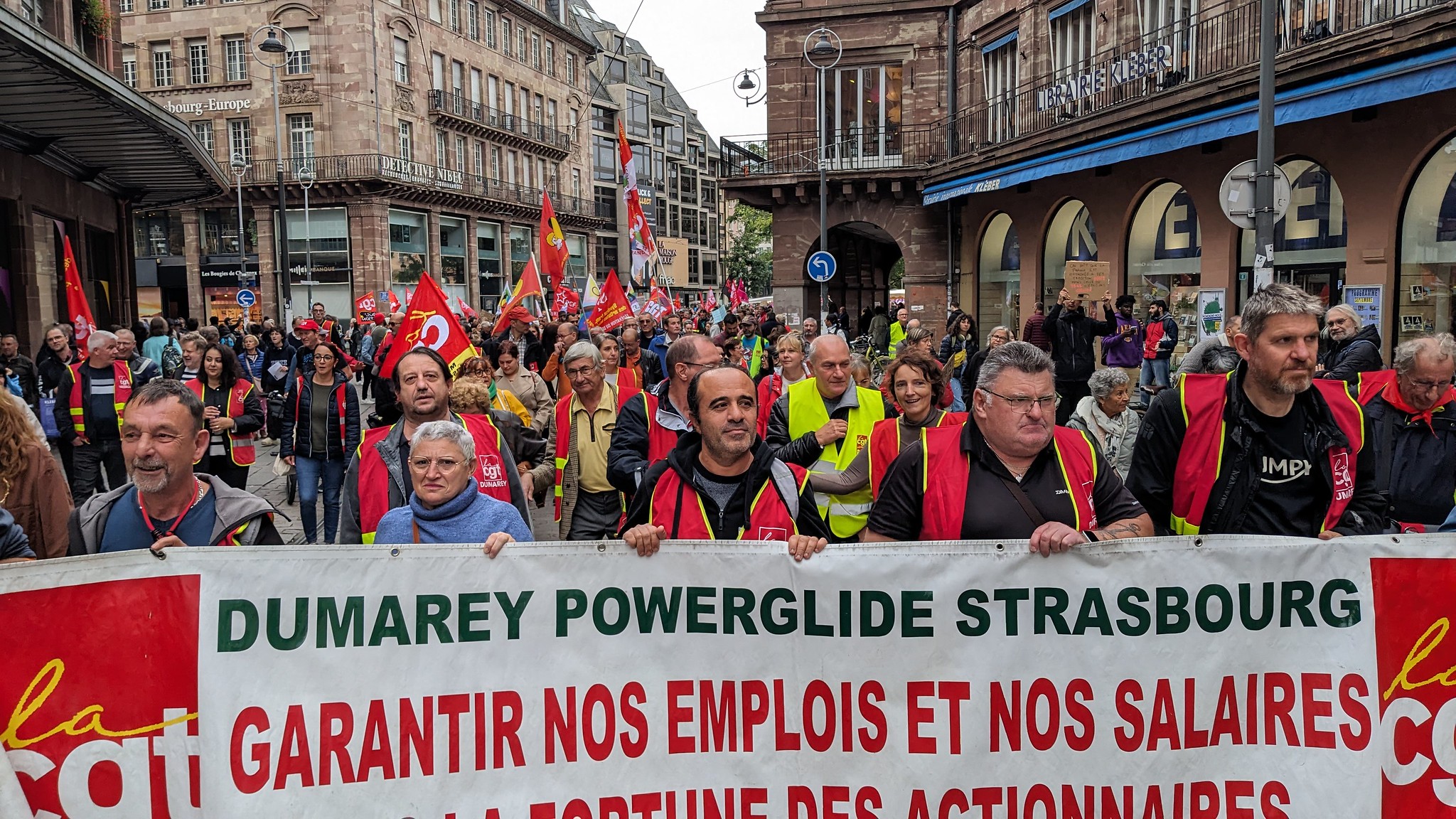 À la manif de rentrée, des ouvriers demandent à la gauche de voter avec le RN pour les retraites