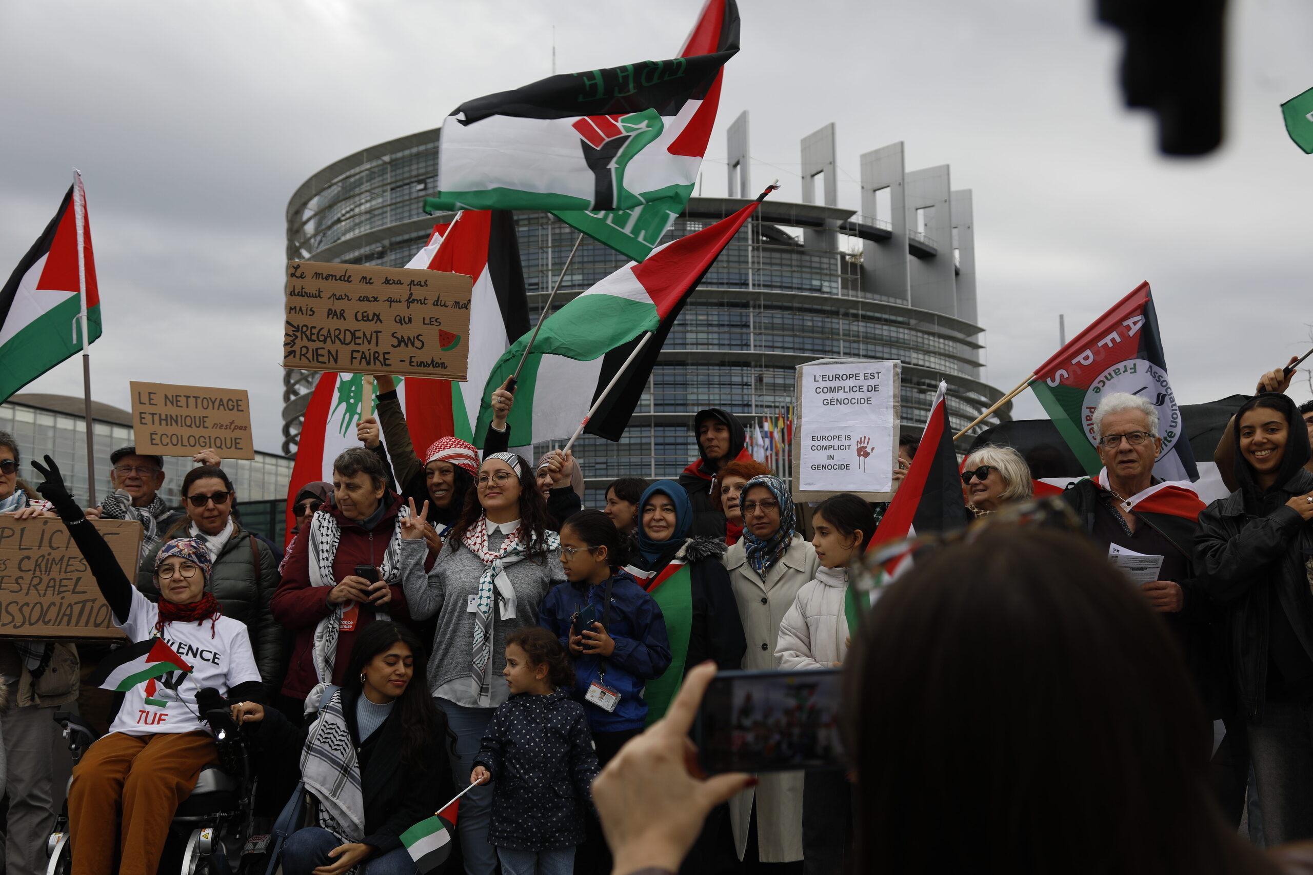 Devant le Parlement, des militants pour la Palestine dénoncent la « complicité » de l’Europe