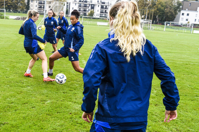 Arrivées en D1, les joueuses du Racing confrontées au quotidien strict du football professionnel