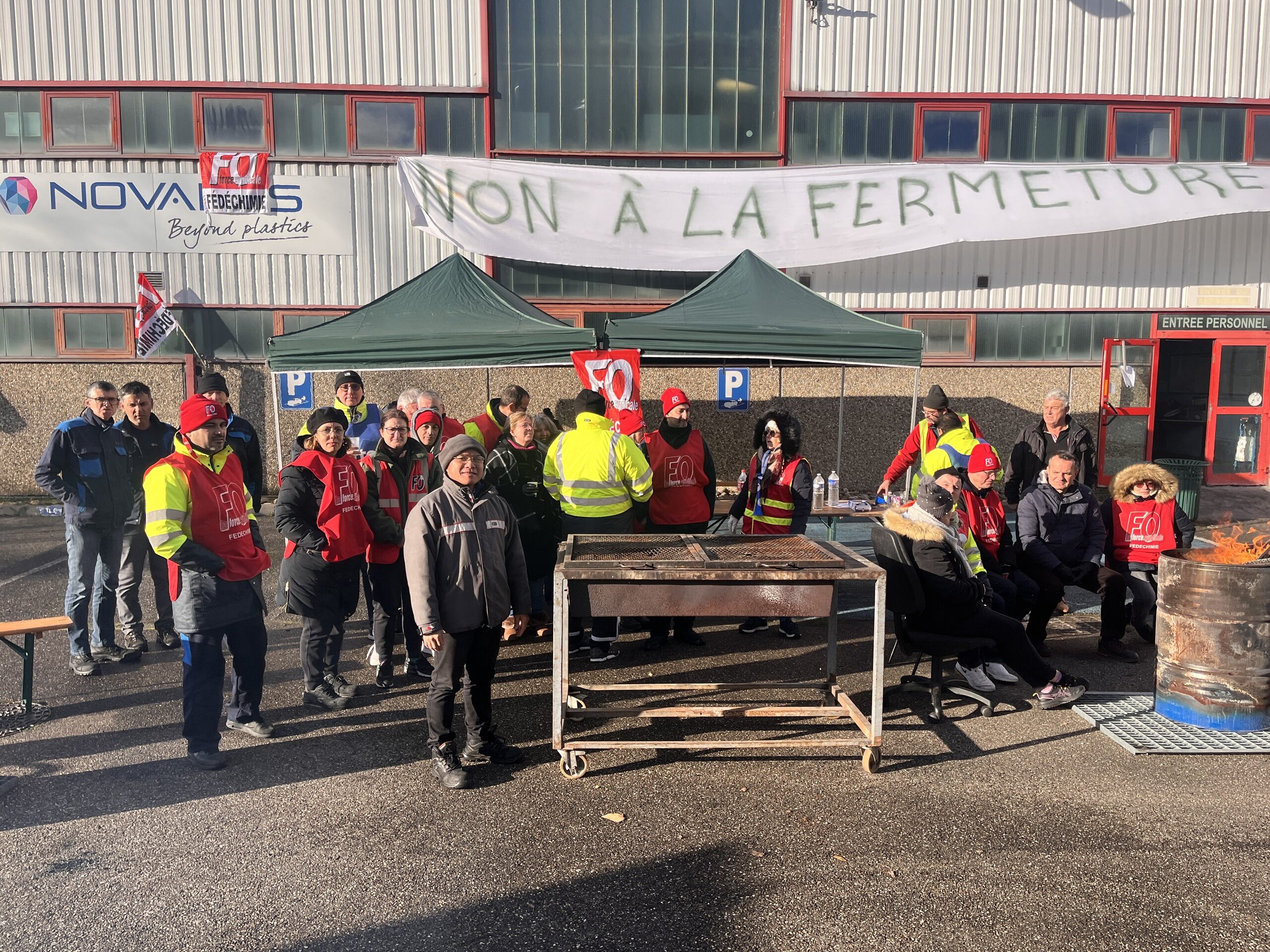 Les ouvriers de Novares entrent en grève : « Carlos Tavares nous délocalise sans scrupule »