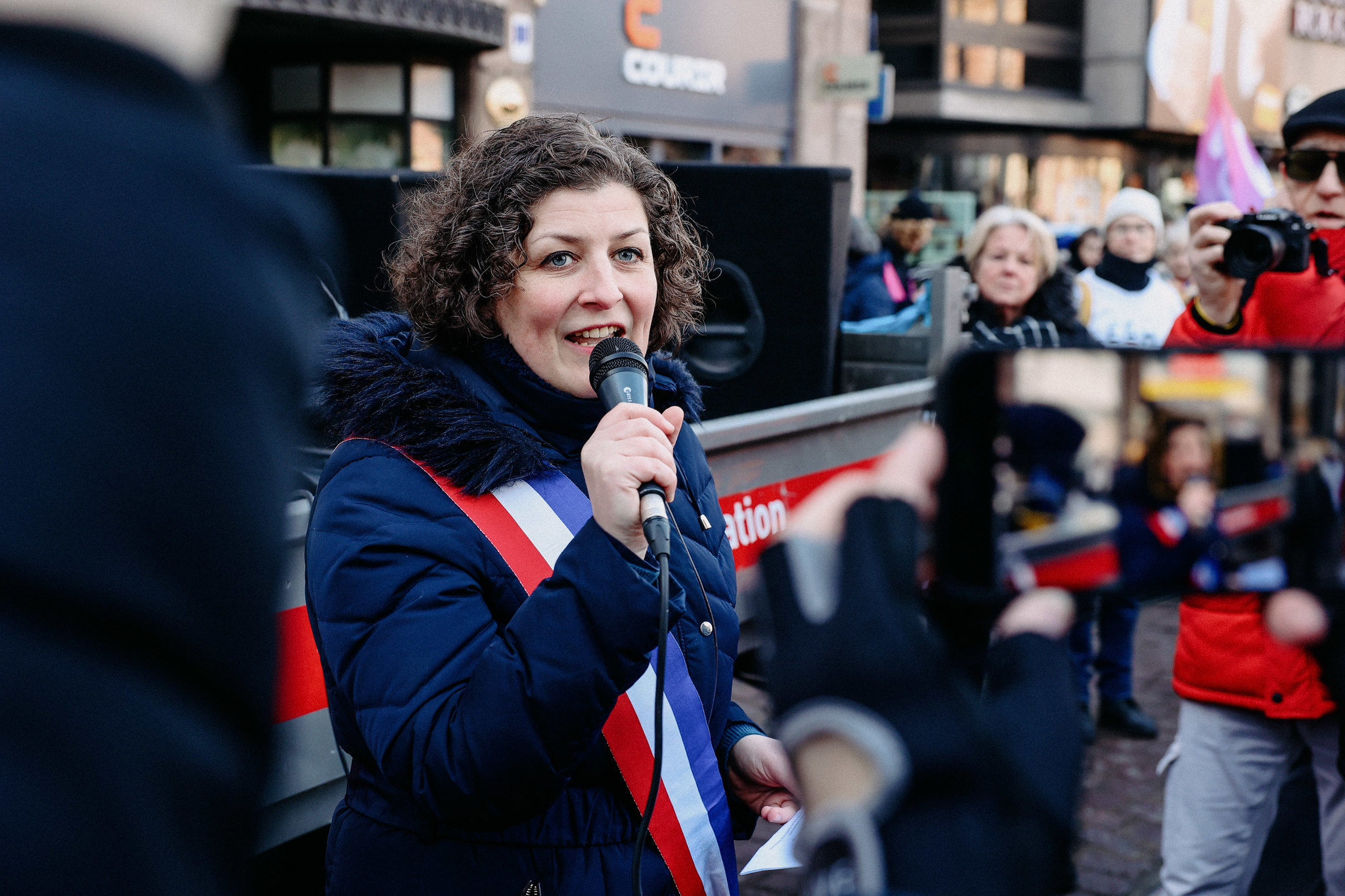 Jeanne Barseghian appelle les propriétaires de biens vides à loger les enfants à la rue